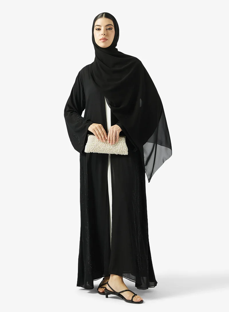 هيا كلوزيت عباية مفتوحة بياقة على شكل حرف  مزينة بالزهور